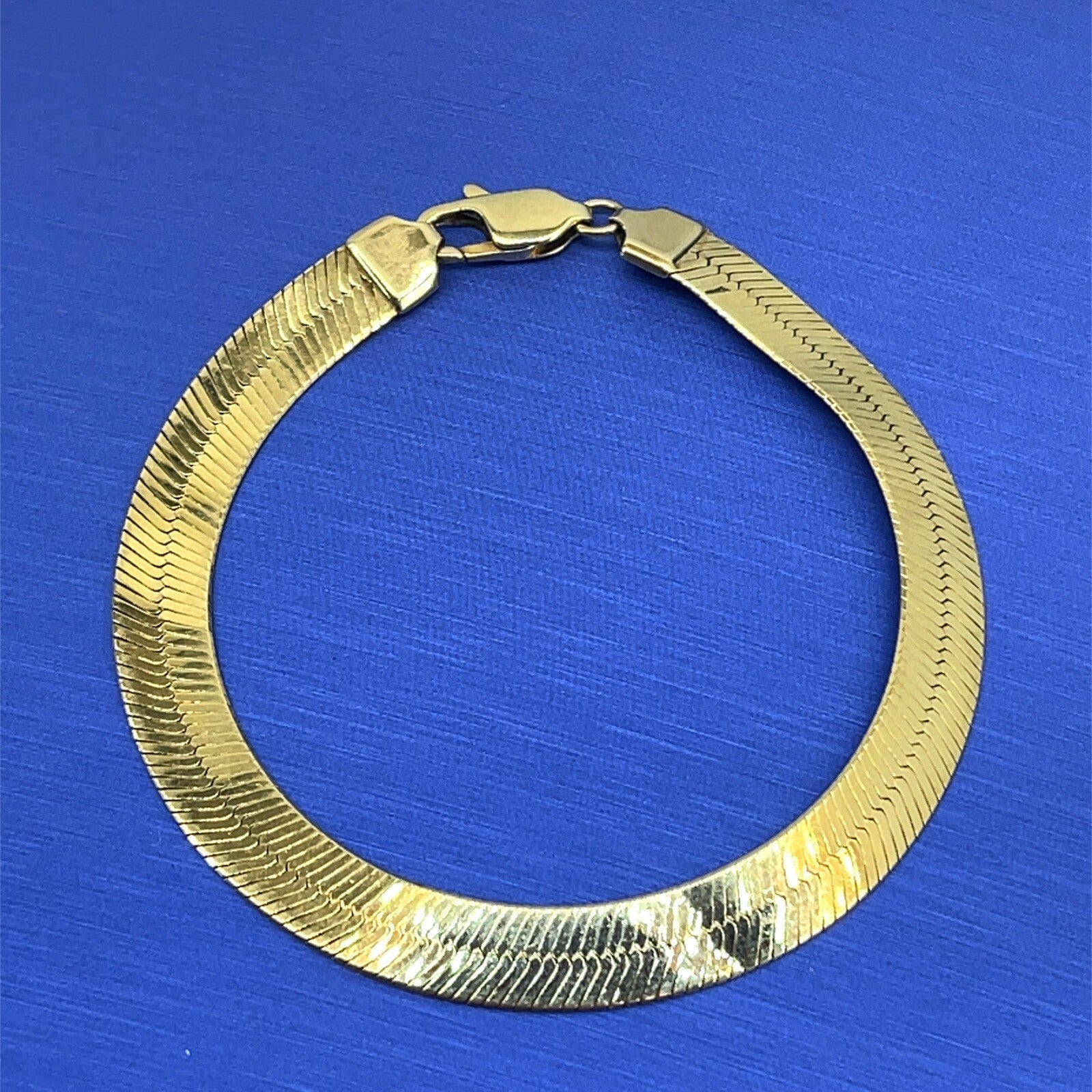 10k Yellow gold herringbone bracelet 7 inch long 7 mm wide 6.9 g0