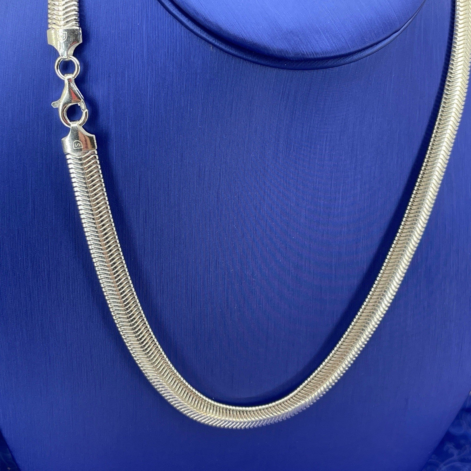 925 Sterling Silver 18” Herringbone Necklace 23.70g 8mm2