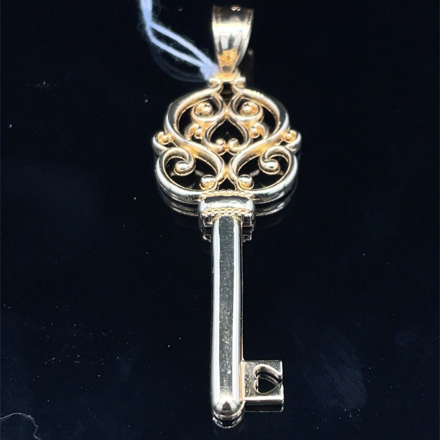 14Kt Yellow Gold Ornament Key Pendant 2.90g2