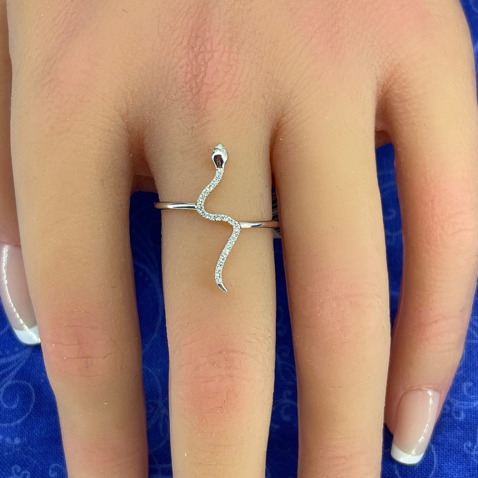 10k White Gold Thin Snake Diamond Ring 1.50g Size 7 .08CTW0